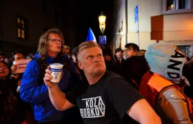Makakům se podařilo izolovat skutečný význam demokracie a svobody slova