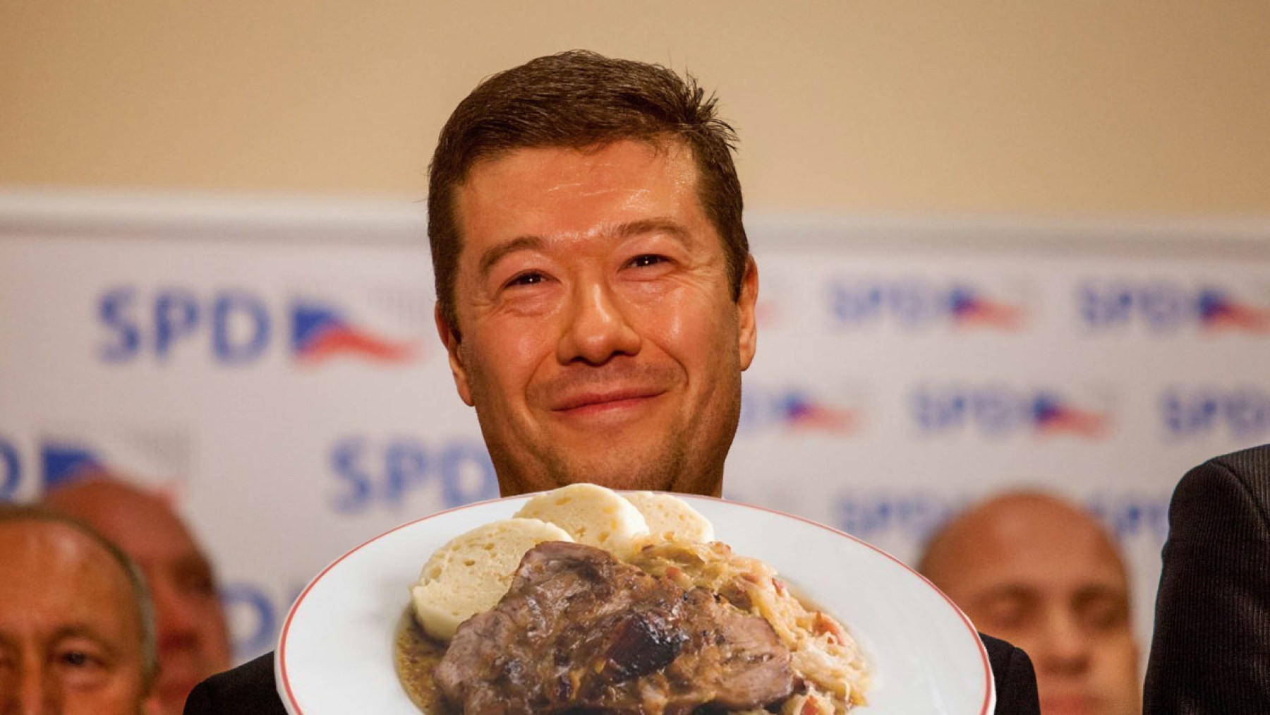 Okamura otevřel první vlasteneckou halal restauraci. Muslimáci do ní nesmí!