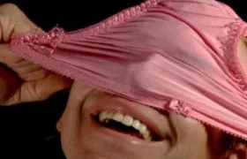 Žena přistihla muže čichajícího k jejím kalhotkám. ,,Hledal jsem roušku", tvrdí.
