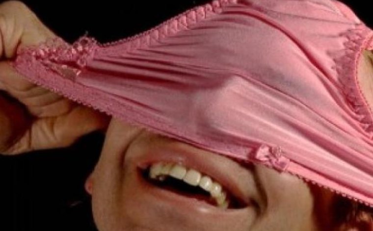 Žena přistihla muže čichajícího k jejím kalhotkám. ,,Hledal jsem roušku", tvrdí.