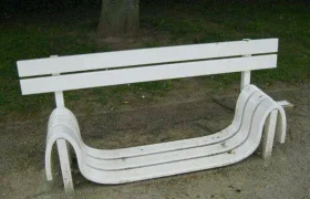 Plastové lavičky v Praze poničil neznámý vandal