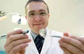 Aby se uživil jako zubař, rozjíždí Roman Šmucler prodej plomboniér
