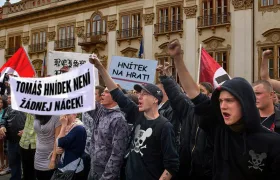 V Praze demonstrují fanoušci Ortelu. Nesouhlasí s označením náckové!