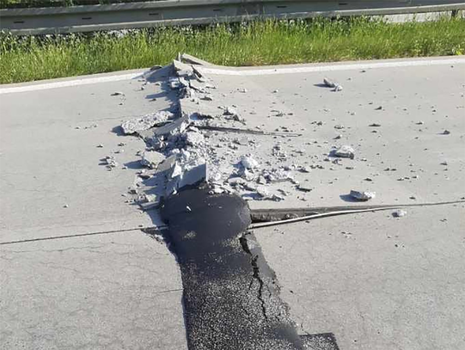Na dálnici D35 se srazily dvě litosférické desky. Podle všeho nedodržovaly bezpečné rozestupy