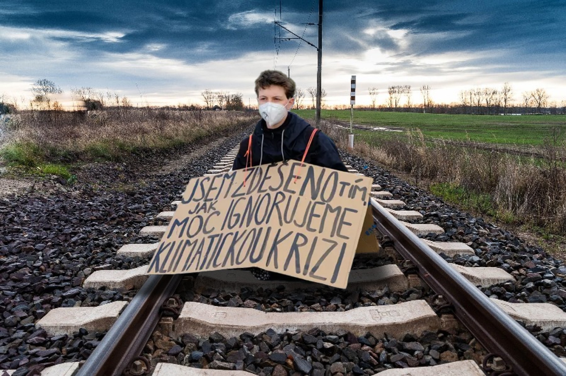 Po zevlování na silnici změnilo Alžbětko strategii a přilepilo se ke kolejím. Pohřeb má v úterý