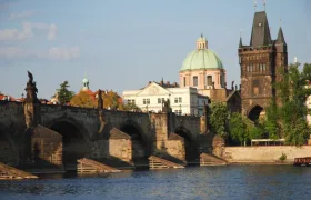 Praha plánuje zbourat a znovu postavit Karlův most, byl postaven zastaralou technologií