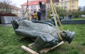 Koněvova socha bude odeslána do Ruska ve formě kancelářských sponek