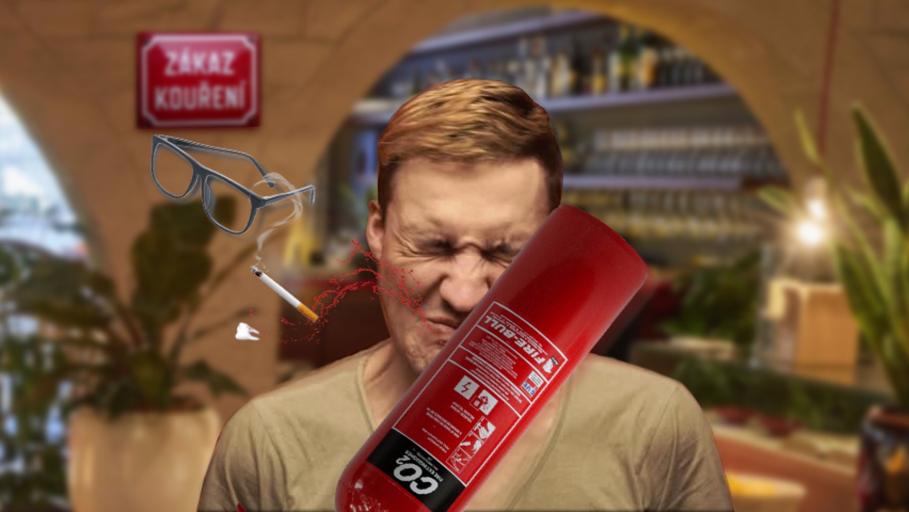 Na kuřáka v restauraci použila hasičák! Za zlomenou čelist se musí omluvit.