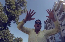 V Indii zakázali song "Žijeme len raz". Ta sračka už se nedala poslouchat, tvrdí hinduistický mnich.
