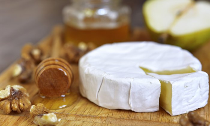 Šťára v supermarketu: Hygiena zabavila půl tuny plesnivých sýrů!