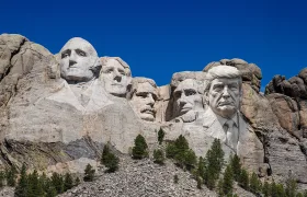 Na Mount Rushmore finišuje tesání pátého prezidenta