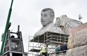 Andrej Babiš bude mít sochu na Letné, bude se jmenovat Fronta na motýle