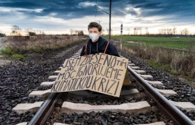 Po zevlování na silnici změnilo Alžbětko strategii a přilepilo se ke kolejím. Pohřeb má v úterý