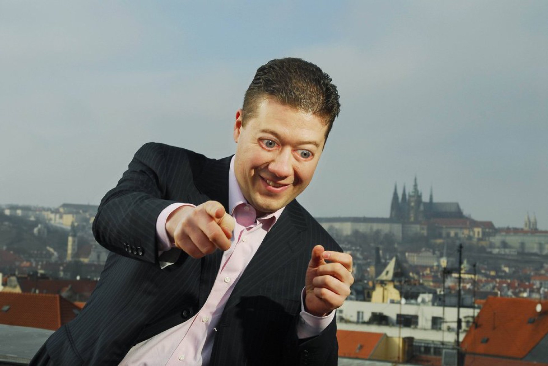 Tomiovi při zákroku v pražském IKEMu znovu oddělili srostlá oční víčka!