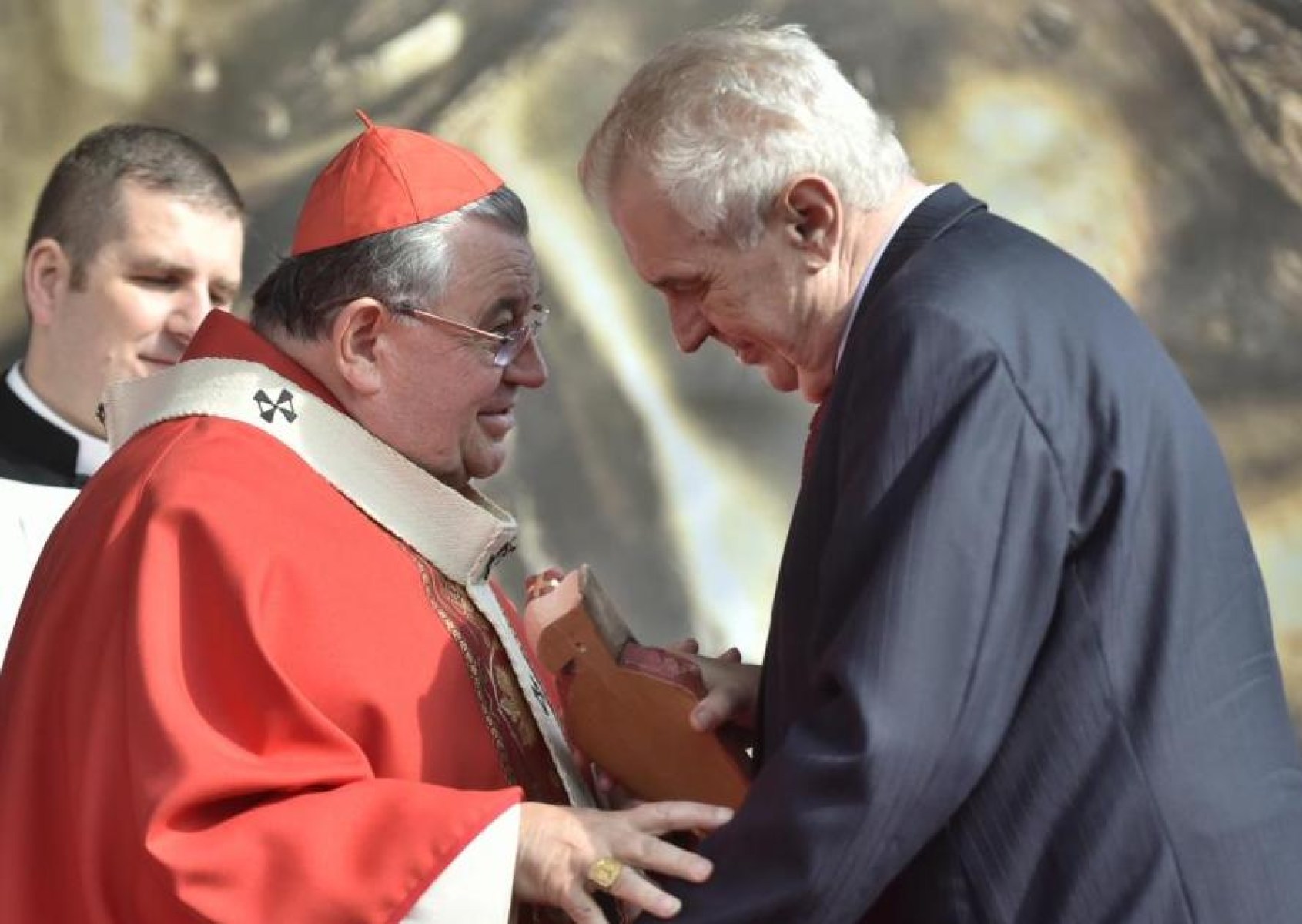 Kardinál Duka byl polit svěcenou vodou. S popáleninami 3. stupně skončil na jednotce intenzivní péče.