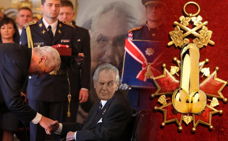 Prezident vyznamená prvního zmrda! Cenu předá sám sobě.