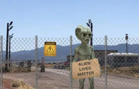 Protesty v Area51: Kvůli koronaviru musí příchozí mimozemšťané zůstat 14 dní v karanténě