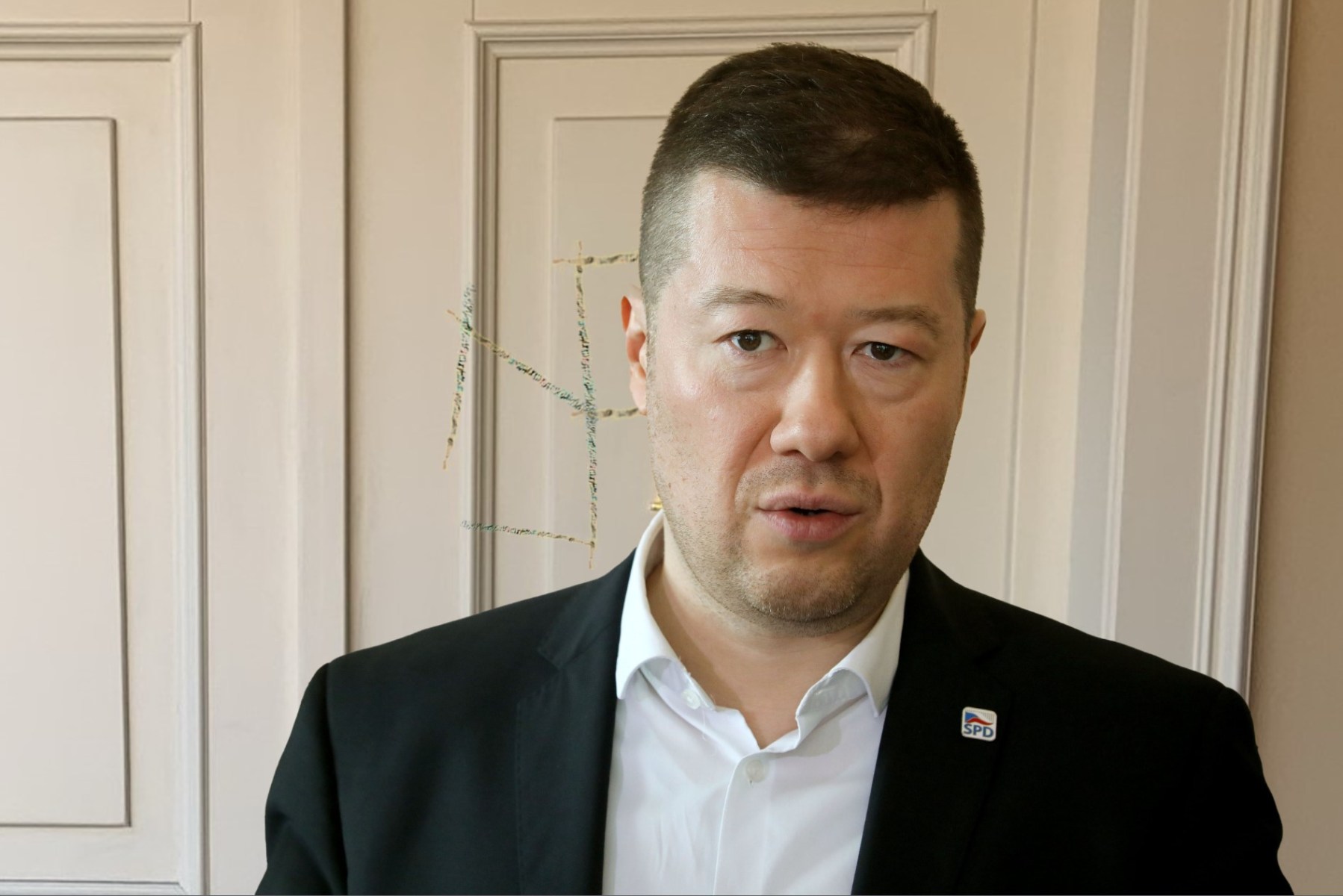 Tomiovi někdo na dveře vyryl svastiku. Probíhají šetření, zda šlo o podporovatele nebo oponenta