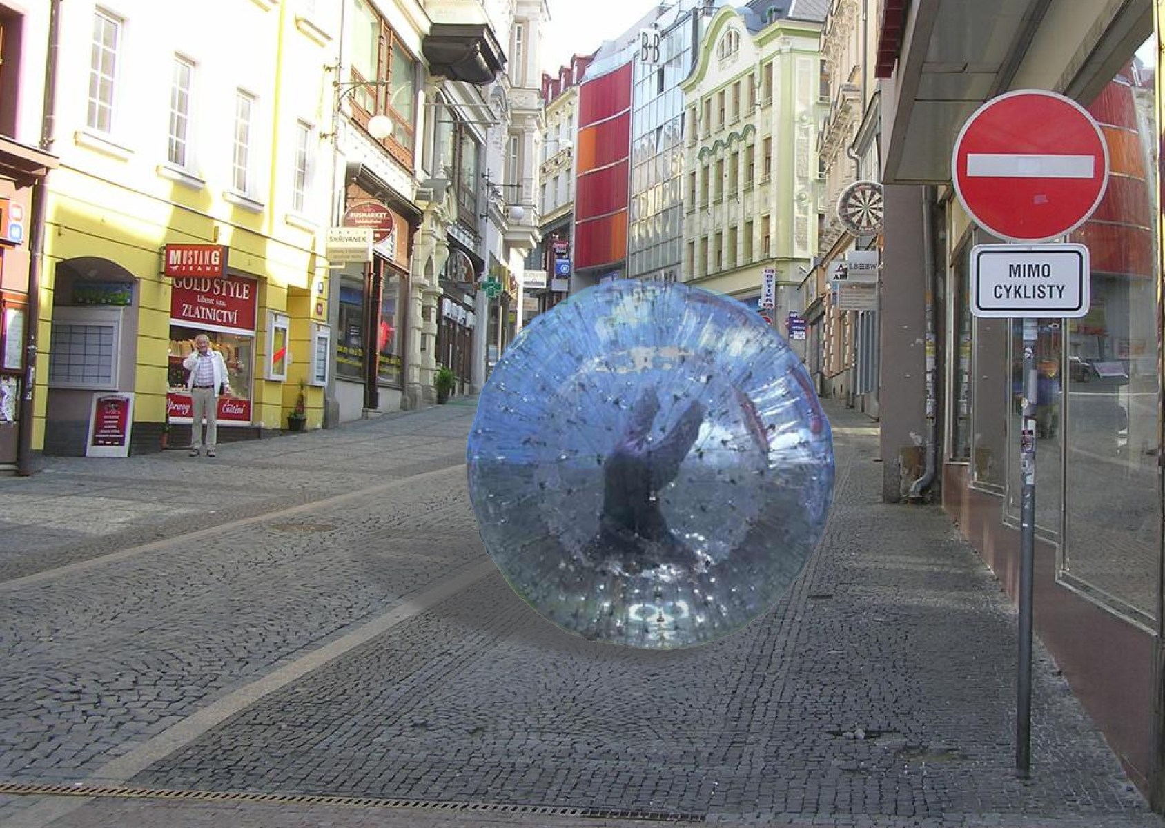 Naděje pro lidi v karanténě. Na ulici mohou v zorbingové kouli!