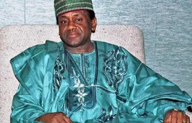 Nigerijský princ slíbil Schillerové zamáznout státní dluh, když mu pošle bilion