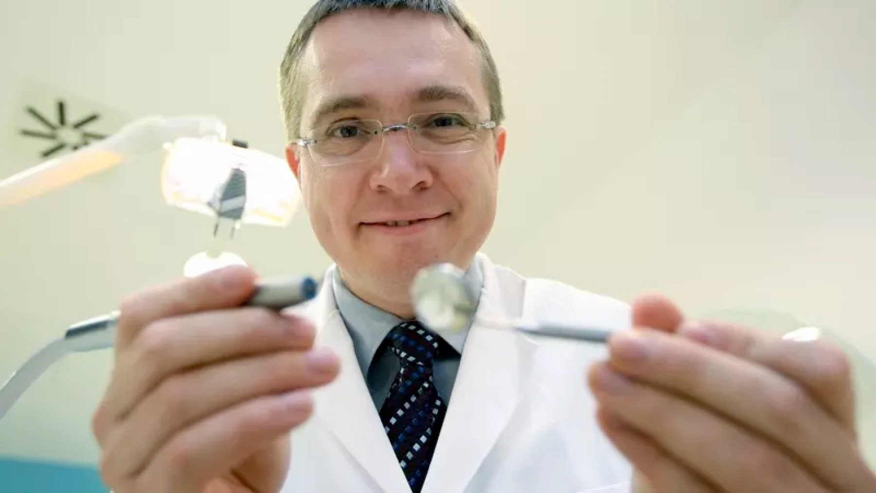 Aby se uživil jako zubař, rozjíždí Roman Šmucler prodej plomboniér
