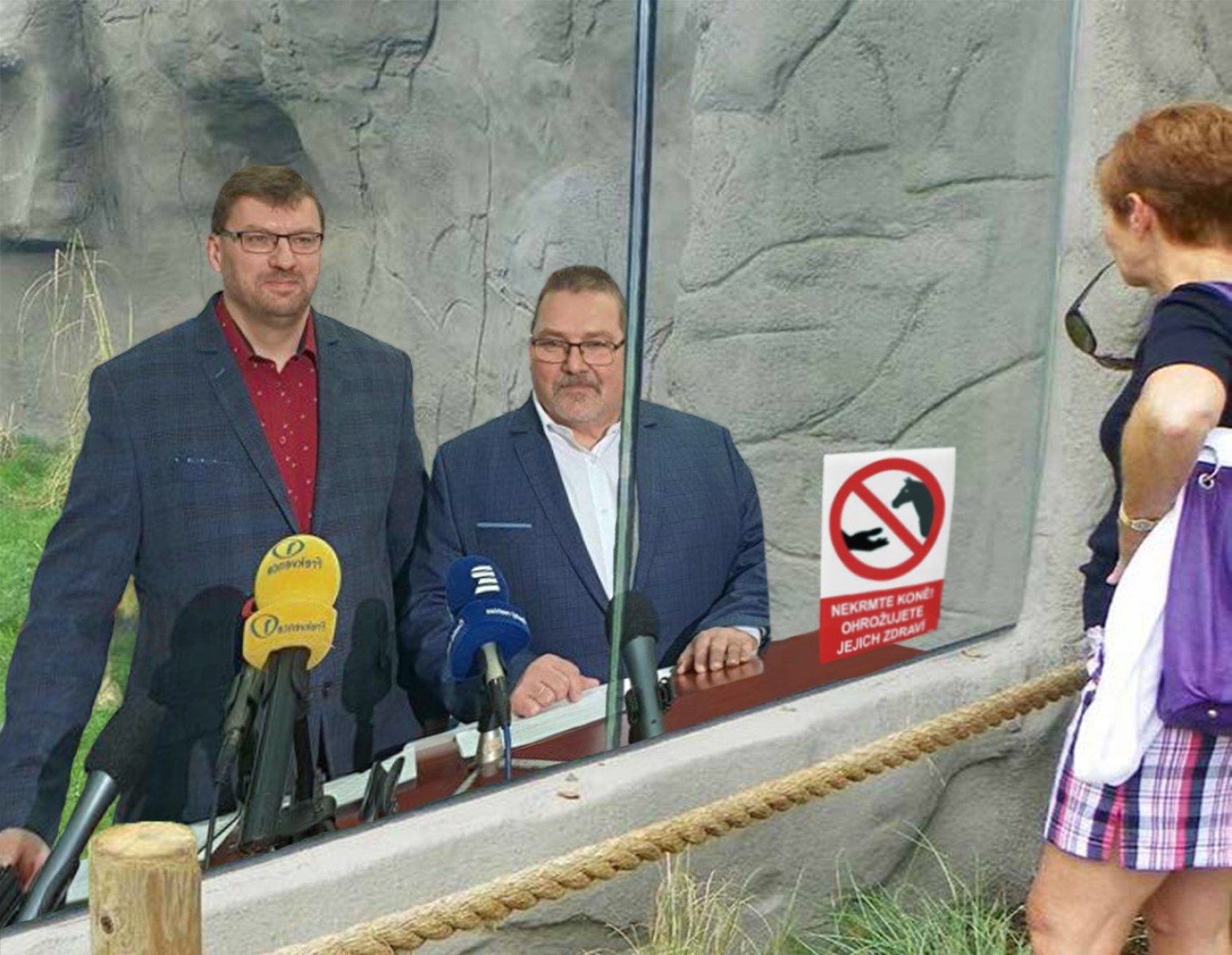 Pražská ZOO instaluje do plexisklového výběhu Volného a Bojka cedulku se zákazem krmení