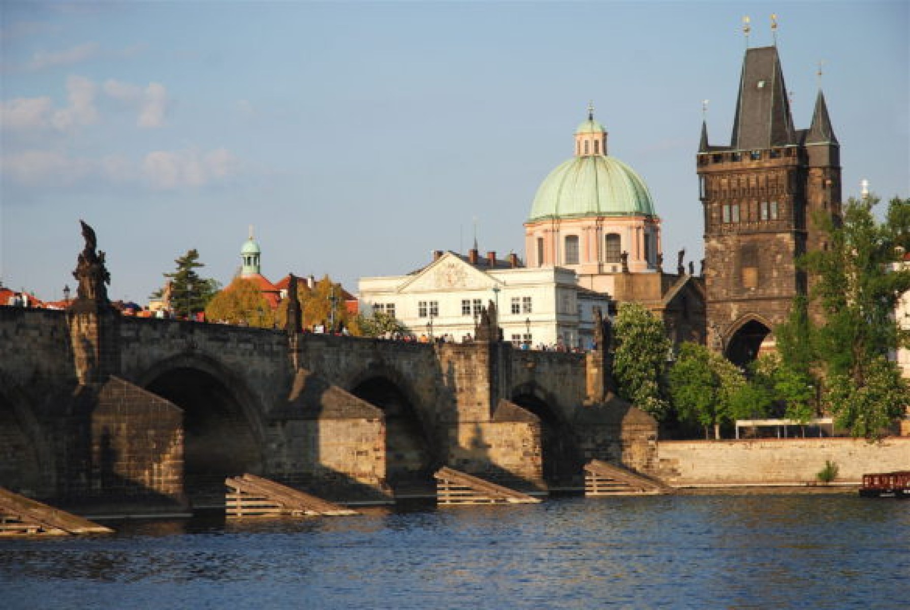 Praha plánuje zbourat a znovu postavit Karlův most, byl postaven zastaralou technologií