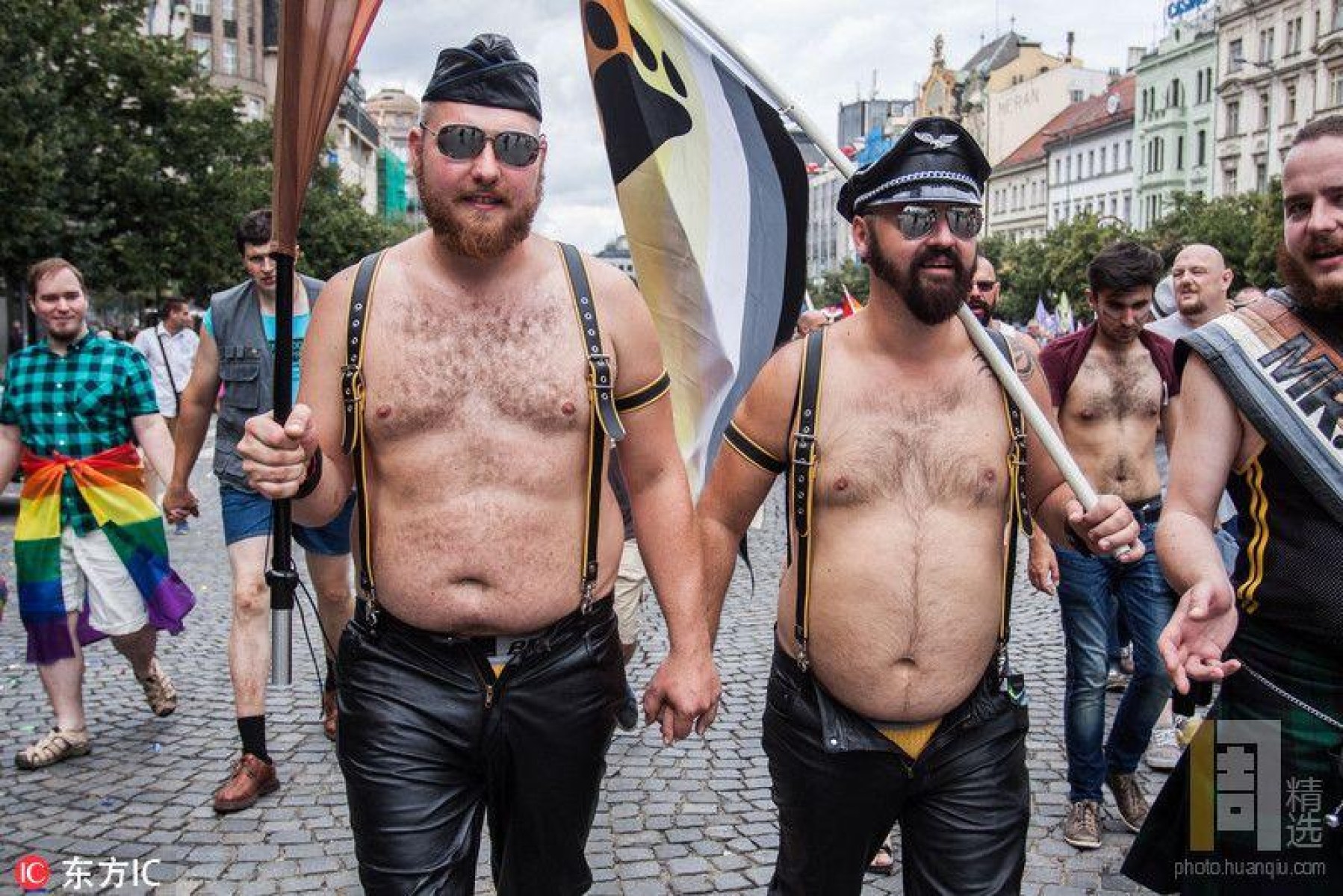 Foldyna a Klaus ml. zachraňují tradiční rodinu: Homosexuálům zakáží se rozmnožovat!