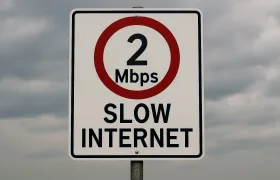 Zlovensko po omezení rychlosti na silnicích a chodnících nově zavádí omezení rychlosti internetu