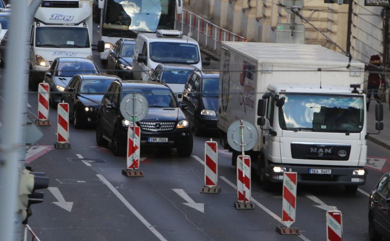 BESIP dnes představil novou dopravní značku. Nahrazuje původní zipový provoz.