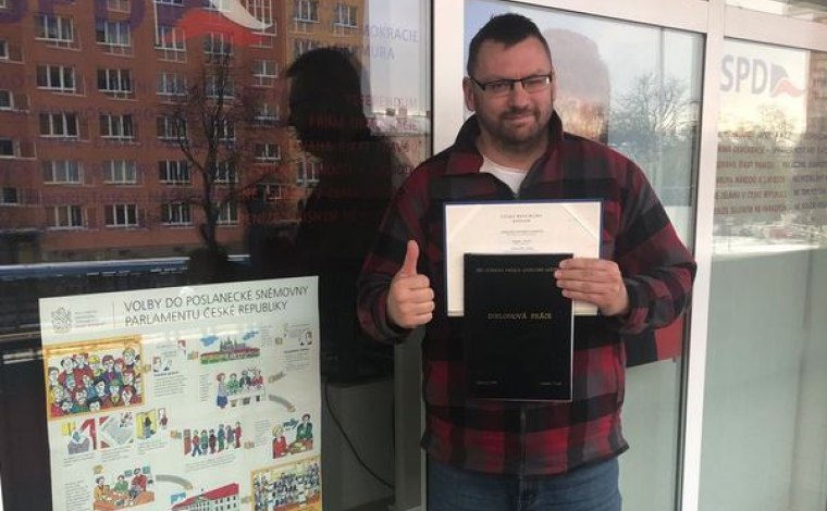 Lubomír Volný přišel o titul. Opsal diplomku na téma "Kotoul vzad"