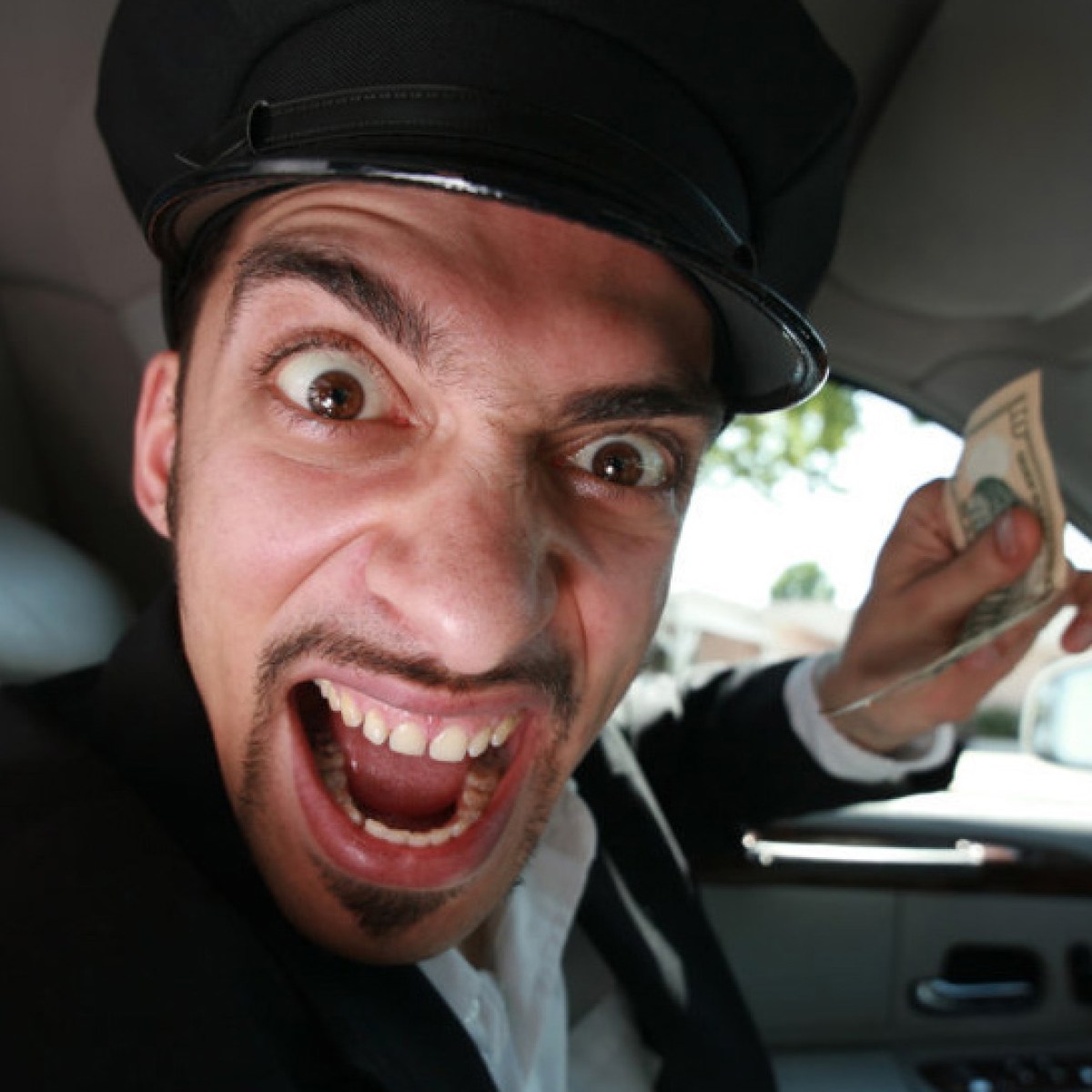 Být v ČR pojišťovákem už není cool! Všichni zloději teď dělají v Praze taxikáře!