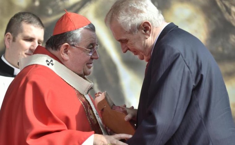Kardinál Duka byl polit svěcenou vodou. S popáleninami 3. stupně skončil na jednotce intenzivní péče.
