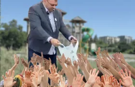 Mgr. Volný zadržen policií! Rozdával dětem u hřiště lízátka