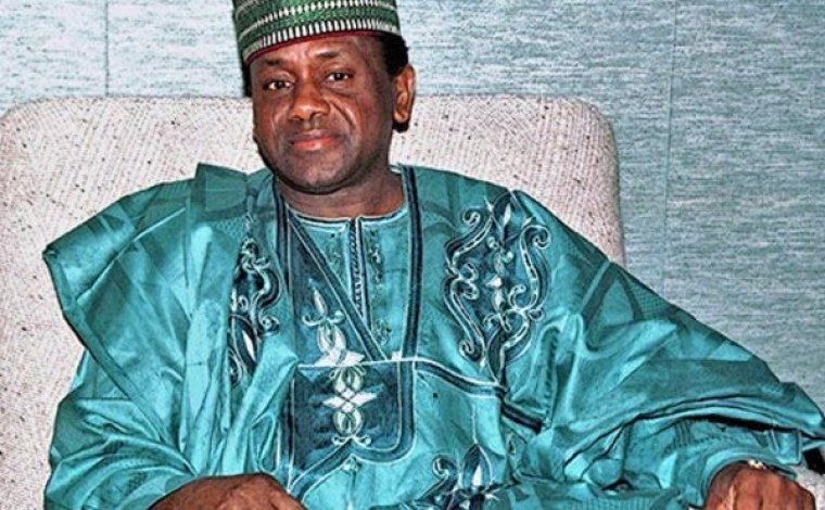 Nigerijský princ slíbil Schillerové zamáznout státní dluh, když mu pošle bilion