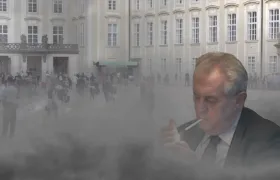 Pietní akt na Hradě: Miloš Zeman si zapálil za oběti koronaviru