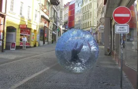Naděje pro lidi v karanténě. Na ulici mohou v zorbingové kouli!