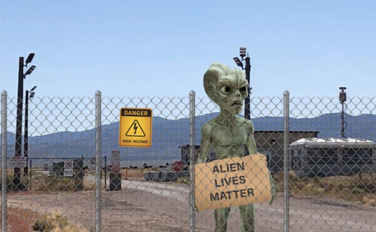 Protesty v Area51: Kvůli koronaviru musí příchozí mimozemšťané zůstat 14 dní v karanténě