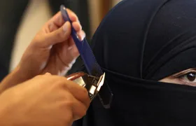Britský holič odmítl ostříhat muslimku!
