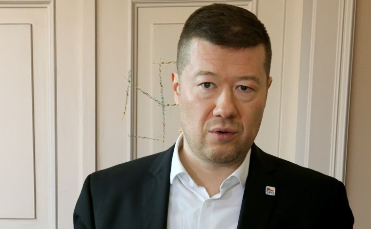 Tomiovi někdo na dveře vyryl svastiku. Probíhají šetření, zda šlo o podporovatele nebo oponenta