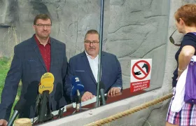 Pražská ZOO instaluje do plexisklového výběhu Volného a Bojka cedulku se zákazem krmení