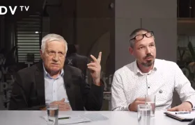 Přilepený ekoaktivista komplikuje týmu DVTV život. Kafrá jim do rozhovorů