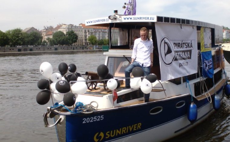 Piráti přišli s návrhem na zalepení díry v rozpočtu. Budou na Labi drancovat obchodní lodě