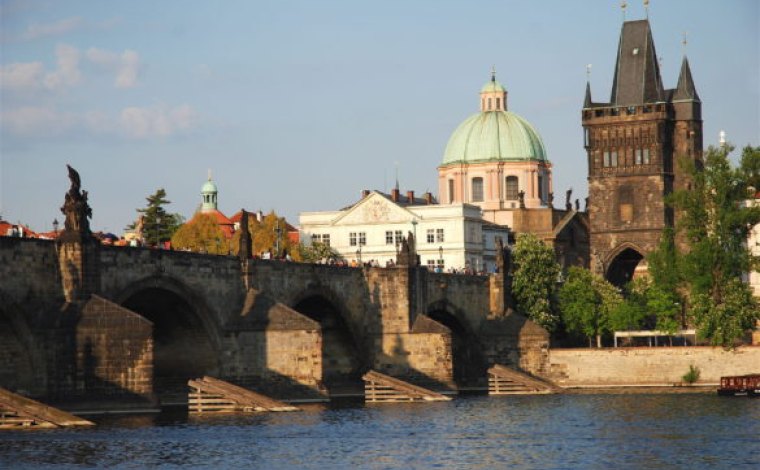 Praha plánuje zbourat a znovu postavit Karlův most, byl postaven zastaralou technologií