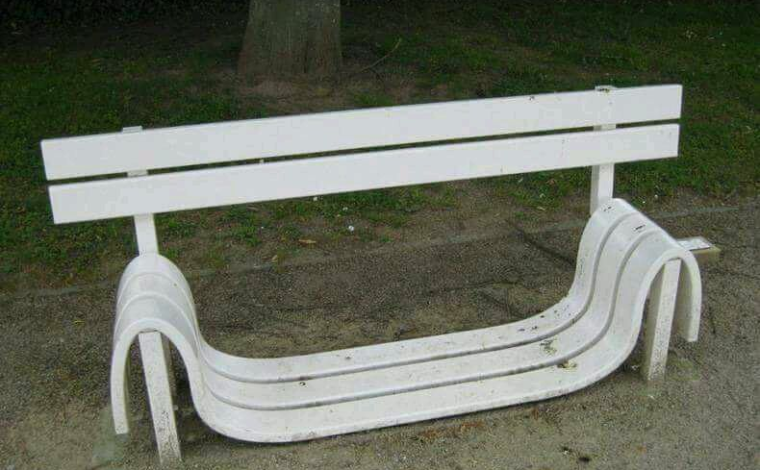 Plastové lavičky v Praze poničil neznámý vandal