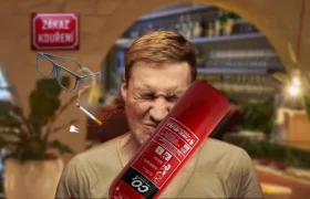 Na kuřáka v restauraci použila hasičák! Za zlomenou čelist se musí omluvit.