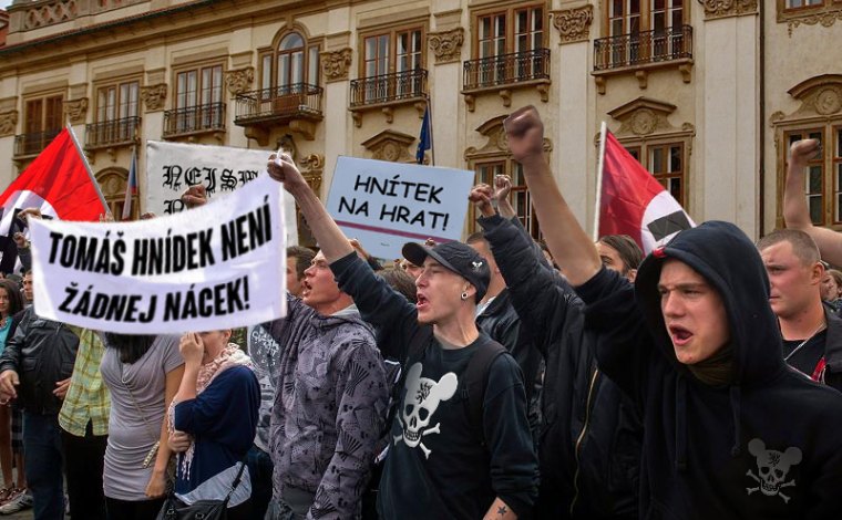 V Praze demonstrují fanoušci Ortelu. Nesouhlasí s označením náckové!