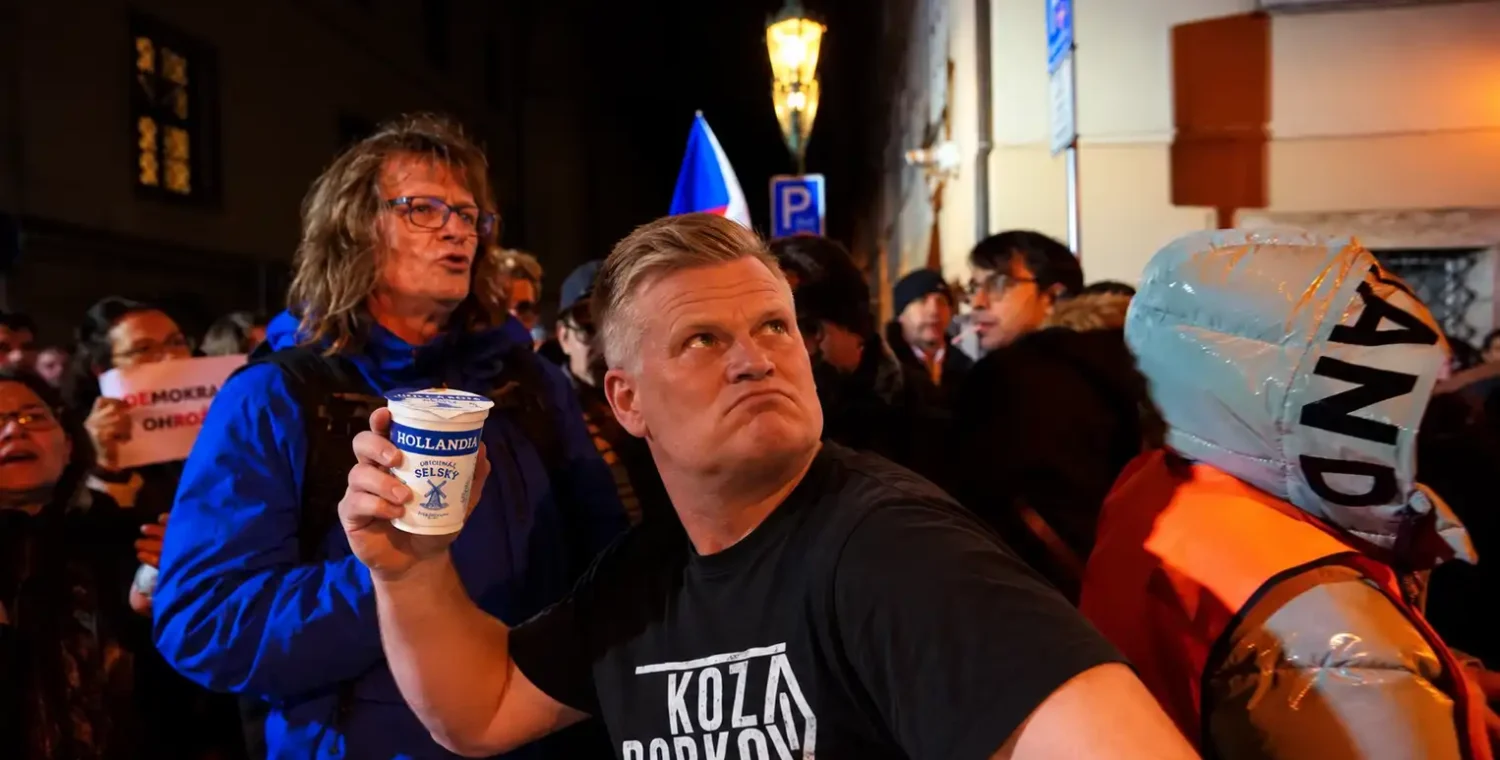 Makakům se podařilo izolovat skutečný význam demokracie a svobody slova