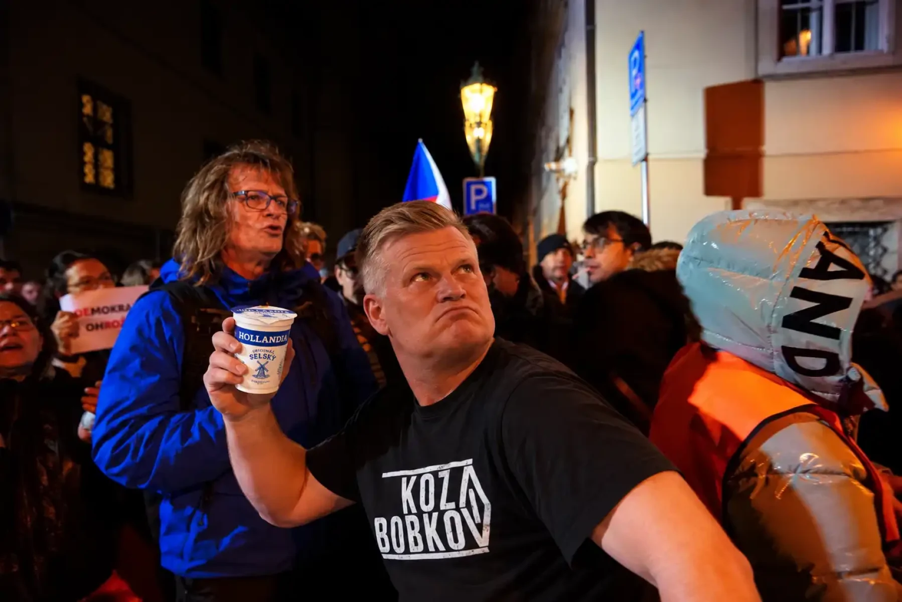 Makakům se podařilo izolovat skutečný význam demokracie a svobody slova