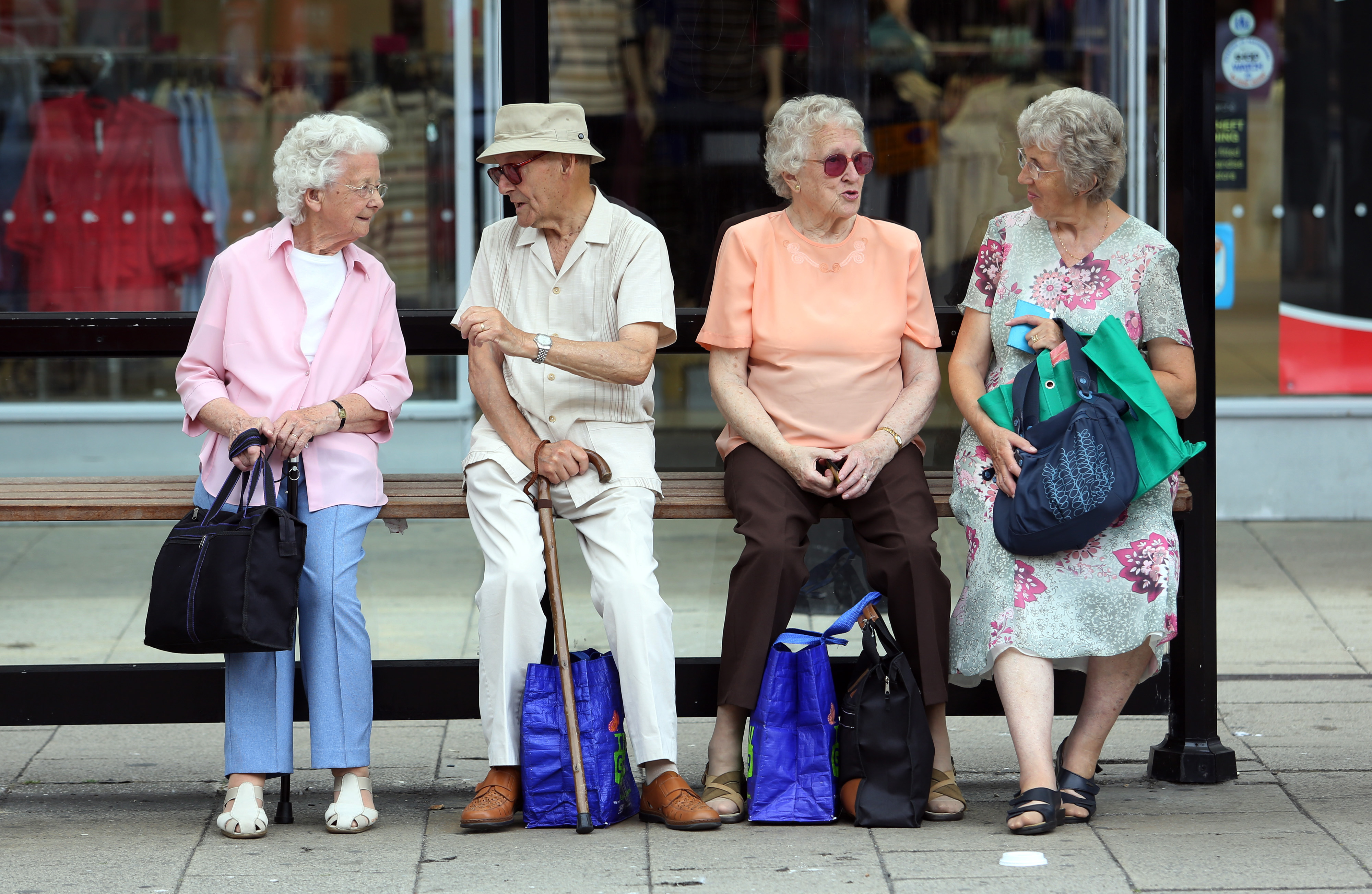Пенсионерка вышла. Пенсионеры в Европе. Пожилые люди в Европе. Старики в Европе. Пожилые люди Италии.